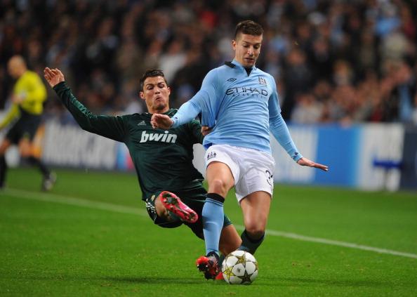 每体：部分法兰克福球迷在诺坎普闹事，向巴萨球迷投掷照明弹（每体：诺坎普发生冲突，部分法兰克福球迷向巴萨球迷投掷照明弹）