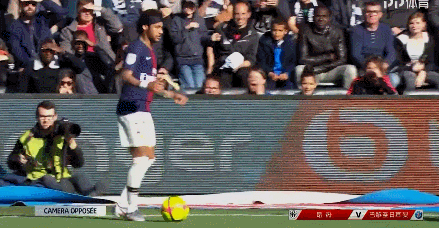 德媒：由于手指受伤，诺伊尔近两场都佩戴特制的四指手套参赛