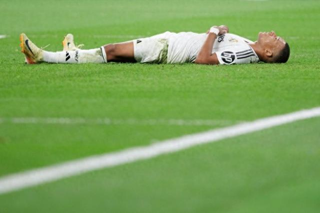 阿隆索在皇家马德里时间已经不多齐达内和阿尔韦罗亚正等着他上场（阿隆索在皇马的时间进入倒计时，齐达内和阿韦罗亚正等他登场）