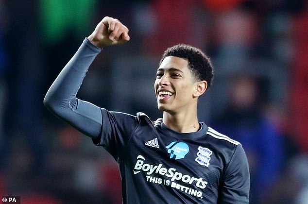 边锋突破一条龙，全场沸腾