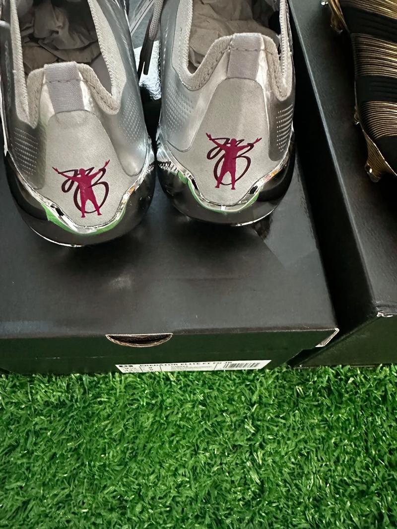 前锋关键进球锁定胜局（前锋破门奠定胜局）