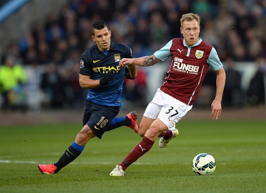 跋涉近18小时，15岁小球迷在球场外山上直播解说解放者杯决赛（15岁球迷徒步近18小时登上球场外山头，直播解说解放者杯决赛）