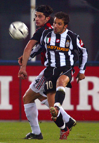 博主：在本轮英超艰难战胜狼队后，赖斯向着队友大发雷霆（博主爆料：英超险胜狼队后，赖斯怒斥队友）