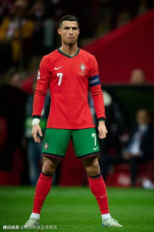 邓弗里斯：希望两到三周内复出，我们的球队就像一个大家庭（邓弗里斯：争取两三周内复出，球队如同一个大家庭）