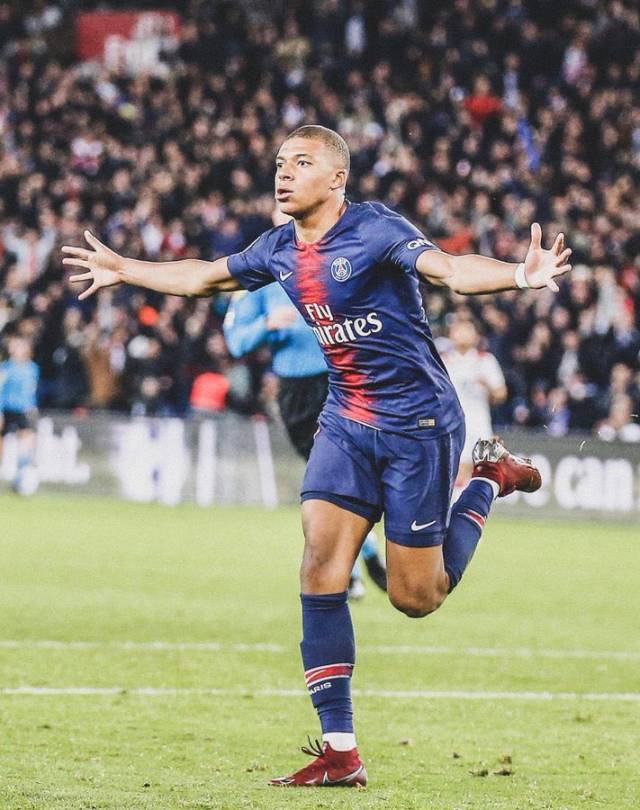 安东尼：梅西是我的偶像和标杆；拒绝拜仁还因我孩子喜欢西班牙（安东尼自述：梅西是偶像与标杆，拒绝拜仁也因孩子爱西班牙）