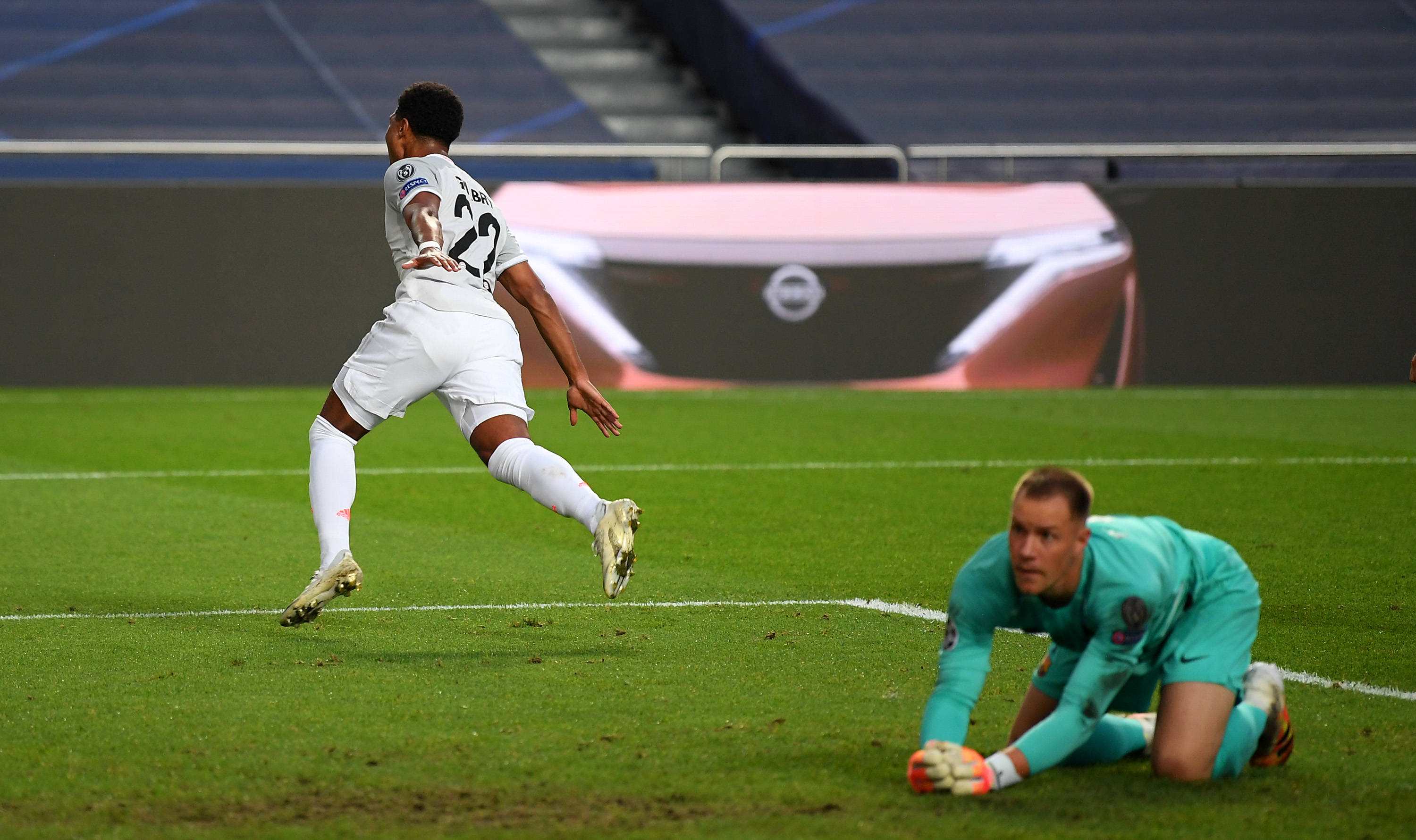 皇马官方确认米利唐左腿股二头肌撕裂将缺阵4个月（皇马官宣：米利唐左腿股二头肌撕裂，预计休战4个月）