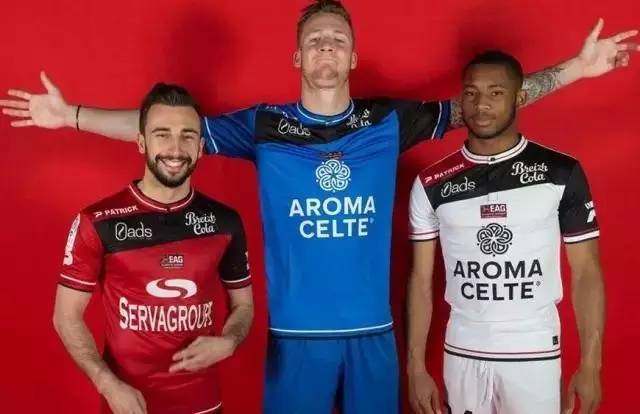 TA：FIFA在卖世界杯期间的停车证，价格是每场75至175美元（TA：FIFA向世界杯球迷出售停车许可，每场收费75至175美元）