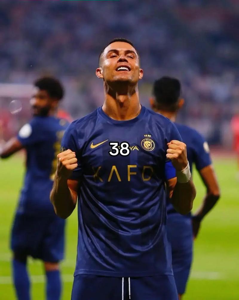 泰伦·卢：赛中我不知道哈登得了多少分，他在进攻端扛着我们（泰伦·卢：比赛中我没留意哈登得了多少分，他扛起了我们的进攻）