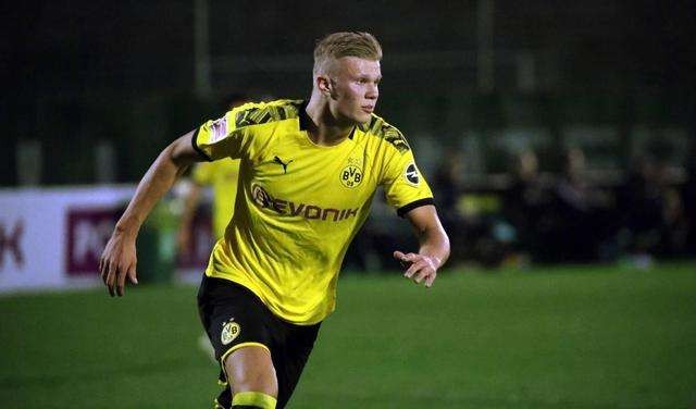 詹姆斯篮板抢断关键时刻锁定胜局（关键时刻，詹姆斯以篮板与抢断锁定胜局）